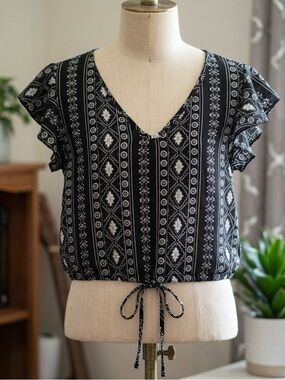 Women's Black Patterned V-Neck Tie-Waist Crop Top